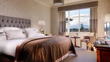 Фото номера Двухместный номер с 1 кроватью и видом на горы Отель Parknasilla Resort &amp; Spa г. Сним 9